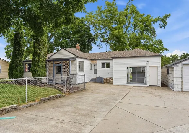 Photo 2 of Sale Pending at 2015 N Vista Rd, Spokane Valley, WA 99212 | MLS# 202621055 | Listing updated on 2026-10-17