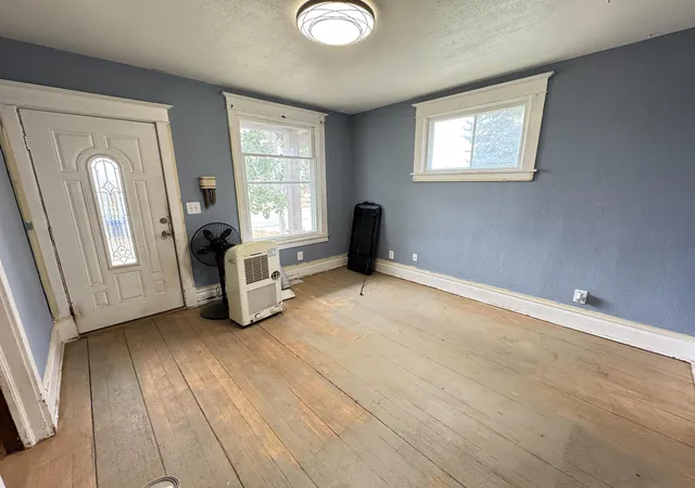 Photo 4 of Sale Pending at 327 E Gordon Ave, Spokane, WA 99207 | MLS# 202621105 | Listing updated on 2026-09-28