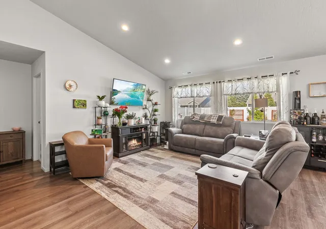 Photo 3 of Sale Pending at 418 N Arcade Ct, Spokane Valley, WA 99016 | MLS# 202622430 | Listing updated on 2026-08-19