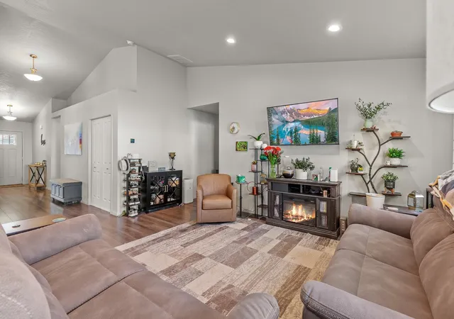 Photo 3 of Sale Pending at 418 N Arcade Ct, Spokane Valley, WA 99016 | MLS# 202622430 | Listing updated on 2026-08-19