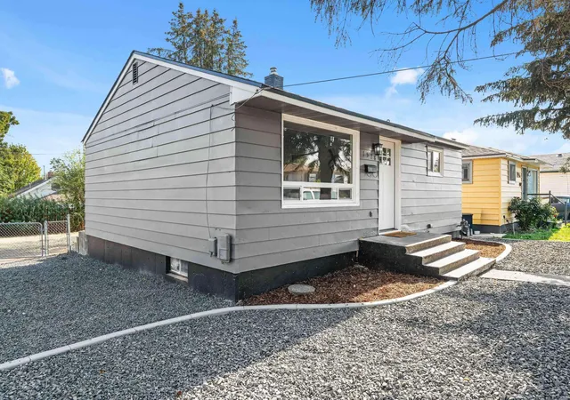 Photo 3 of Sale Pending at 1528 E Walton Ave, Spokane, WA 99207 | MLS# 202622437 | Listing updated on 2026-09-25