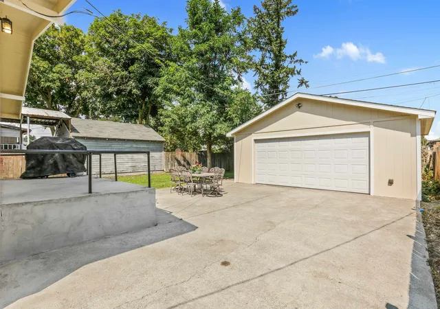 Photo 4 of Sale Pending at 917 E Lacrosse Ave, Spokane, WA 99207 | MLS# 202622613 | Listing updated on 2026-10-05