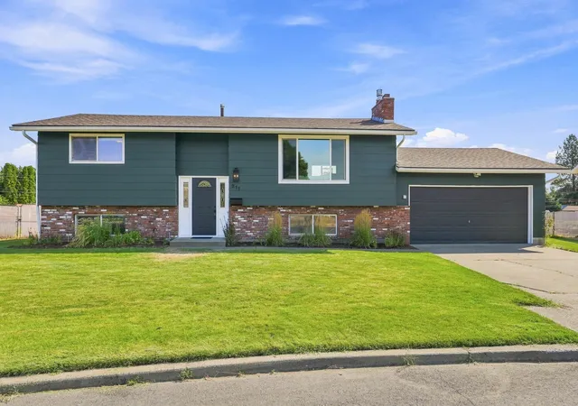 Photo 2 of Single family home for sale at 211 E Astor Dr, Spokane, WA 99208 | MLS# 202622702 | Listing updated on 2026-10-21