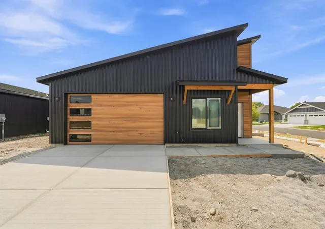1st image of 17422 E Maxwell Ave, Spokane Valley, WA 99016 | MLS# 202622740