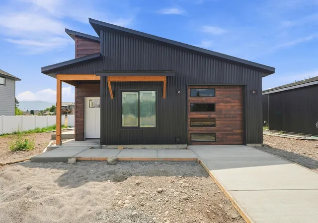 1st image of 17428 E Maxwell Ave, Spokane Valley, WA 99016 | MLS# 202622741