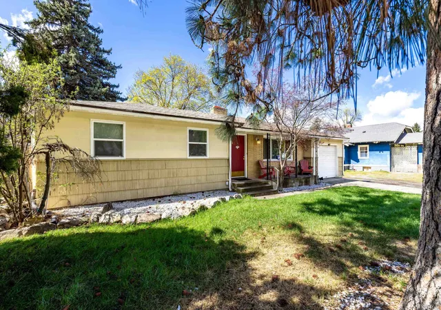 Photo 3 of Single family home for sale at 902 S Freya St, Spokane, WA 99202 | MLS# 202622808 | Listing updated on 2026-09-30
