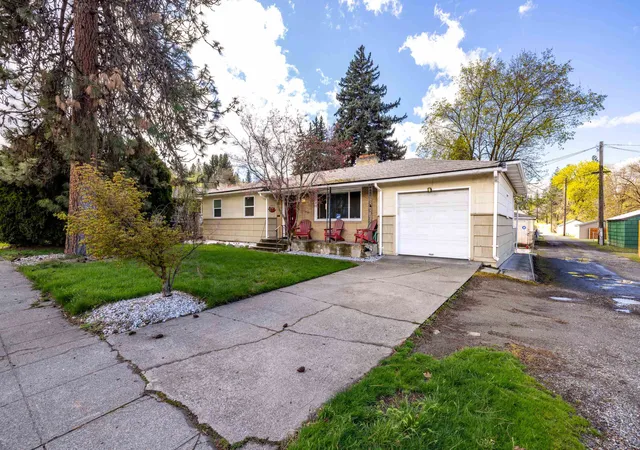 Photo 4 of Single family home for sale at 902 S Freya St, Spokane, WA 99202 | MLS# 202622808 | Listing updated on 2026-09-30