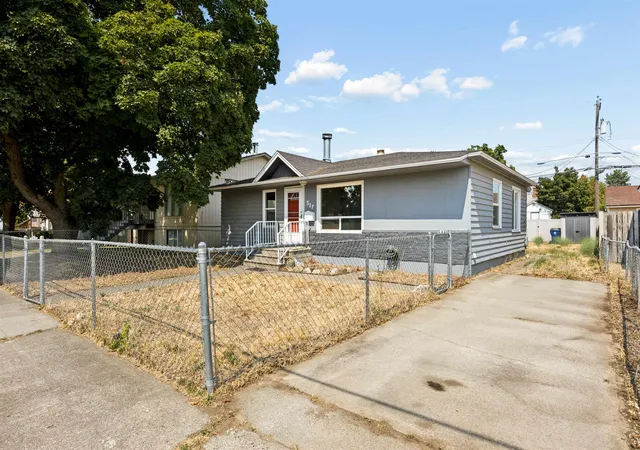 Photo 3 of Single family home for sale at 517 E Longfellow Ave, Spokane, WA 99207 | MLS# 202622867 | Listing updated on 2026-09-17