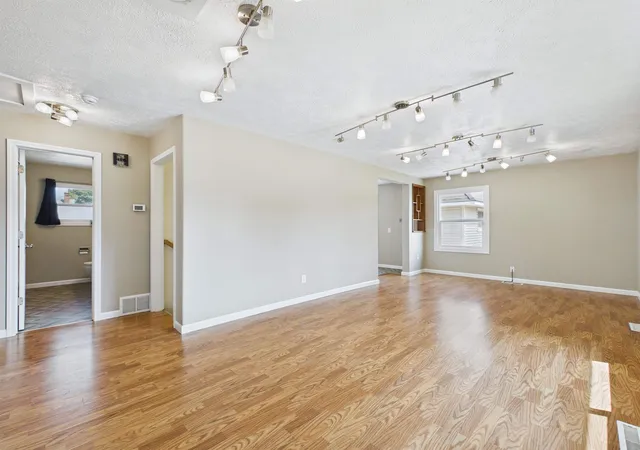 Photo 4 of Single family home for sale at 517 E Longfellow Ave, Spokane, WA 99207 | MLS# 202622867 | Listing updated on 2026-09-17