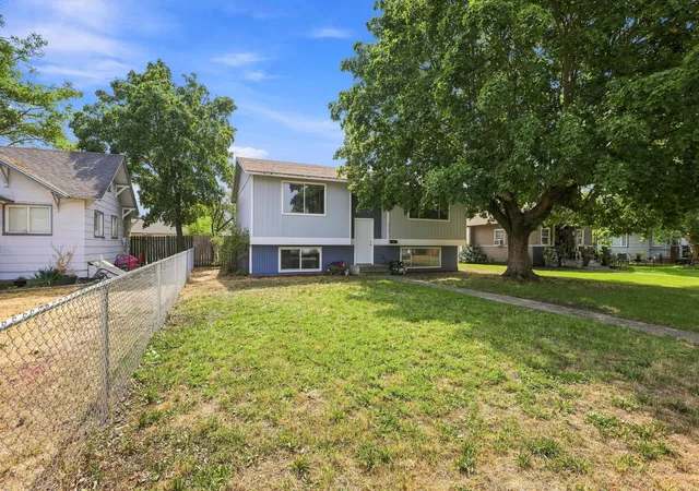 Photo 3 of Single family home for sale at 2124 E Sinto Ave, Spokane, WA 99202 | MLS# 202622988 | Listing updated on 2026-09-26