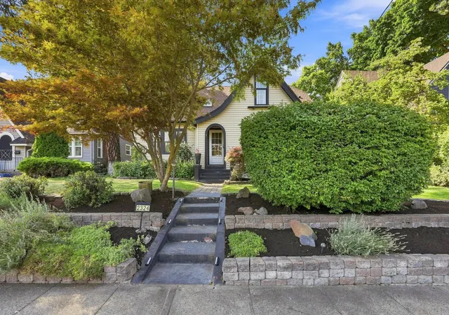 Photo 2 of Single family home for sale at 2324 S Jefferson St, Spokane, WA 99203 | MLS# 202623263 | Listing updated on 2026-09-23