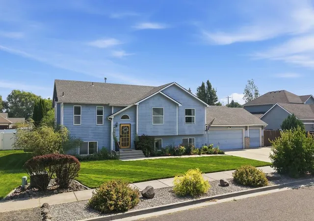 Photo 3 of Single family home for sale at 8708 N Warren St, Spokane, WA 99208 | MLS# 202623305 | Listing updated on 2026-09-04