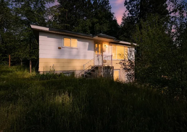 Photo 3 of Sale Pending at 611 S Farr Rd, Spokane Valley, WA | MLS# 202623620 | Listing updated on 2026-09-24