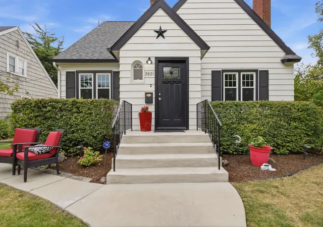 Photo 2 of Single family home for sale at 2821 S Monroe St, Spokane, WA 99203 | MLS# 202623723 | Listing updated on 2026-09-28