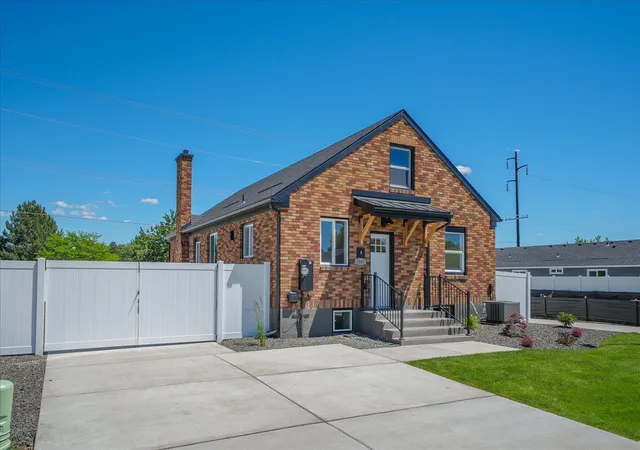 Photo 3 of Sale Pending at 1005 S Century Rd, Spokane Valley, WA 99037 | MLS# 202624019 | Listing updated on 2026-10-13