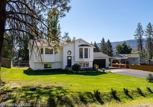 Single family home for sale at 204 Lemon Ln, Nine Mile Falls, WA 99026 | MLS# 202624162
