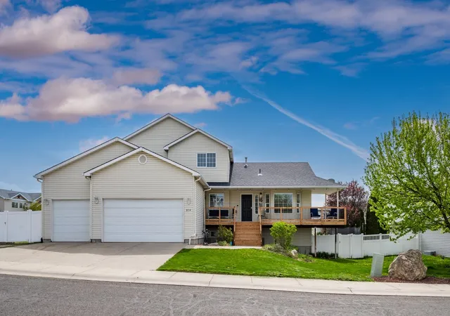 Photo 1 of Sale Pending at 814 E Justin Ave, Medical Lake, WA 99022 | MLS# 202624277 | Listing updated on 2026-09-29