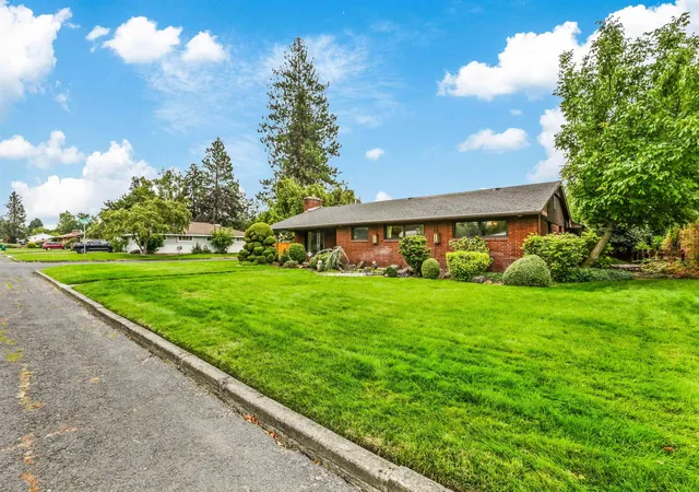 Photo 3 of Sale Pending at 2303 W Gordon Ave, Spokane, WA 99205 | MLS# 202624290 | Listing updated on 2026-09-20
