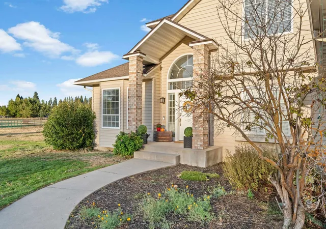 Photo 2 of Single family home for sale at 1029 W Crestview Rd, Spokane, WA 99224 | MLS# 202624549 | Listing updated on 2026-10-21