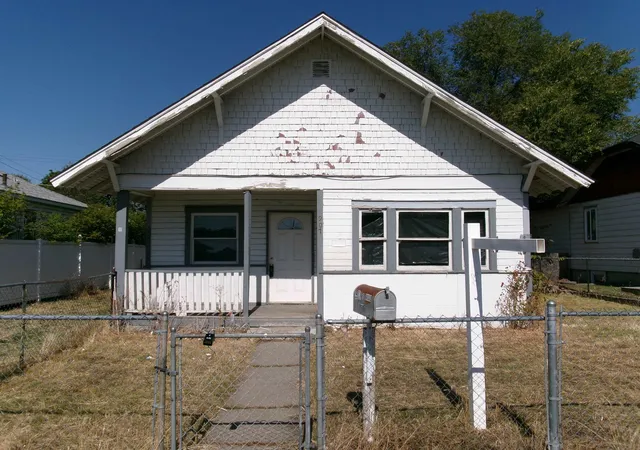 Single family home for sale at 907 E Broad Ave, Spokane, WA 99207 | MLS# 202624658