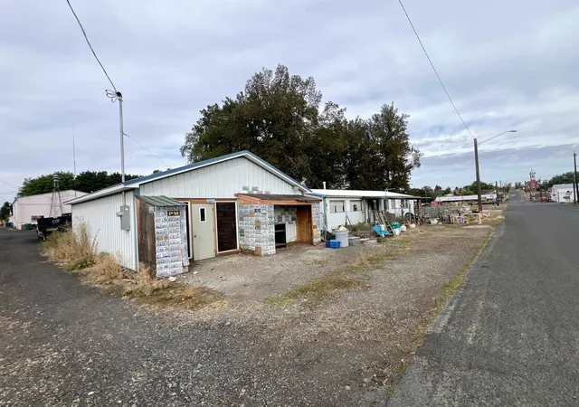 Photo 3 of Manufactured home for sale at 204 S B St, Sprague, WA 99032 | MLS# 202624677 | Listing updated on 2026-09-30