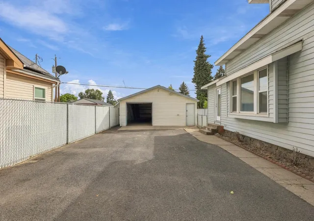 Photo 3 of Sale Pending at 1515 W Dalton Ave, Spokane, WA 99205 | MLS# 202624848 | Listing updated on 2026-10-09