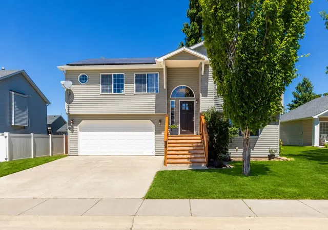 Photo 3 of Single family home for sale at 727 E Carrie Dr, Medical Lake, WA 99022 | MLS# 202624922 | Listing updated on 2026-10-05