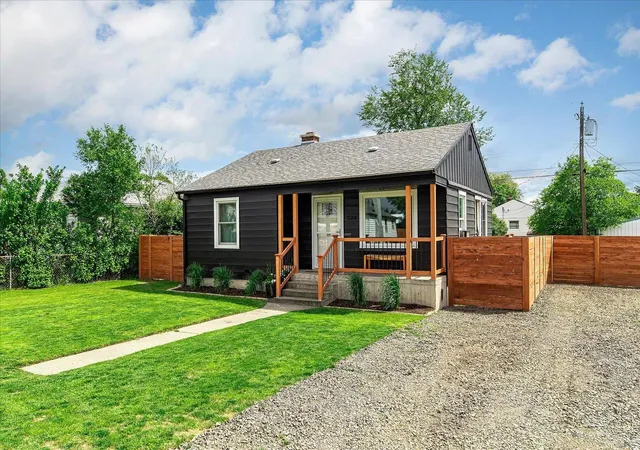 Photo 3 of Sale Pending at 524 E Garland Ave, Spokane, WA 99207 | MLS# 202624962 | Listing updated on 2026-10-06