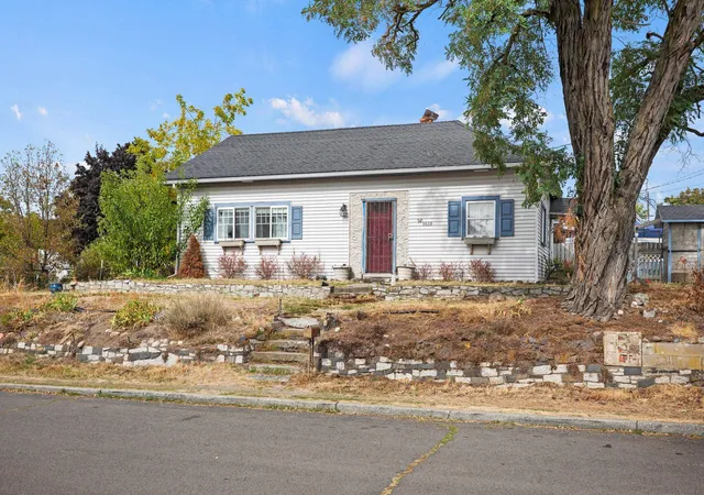 Photo 3 of Sale Pending at 1618 W Lacrosse Ave, Spokane, WA 99205 | MLS# 202625032 | Listing updated on 2026-10-05
