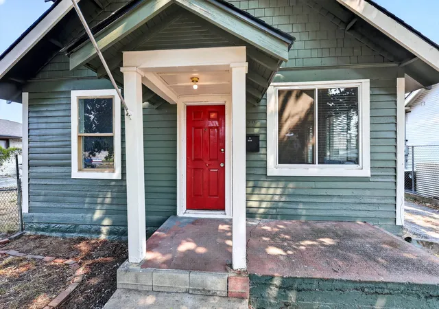 Photo 2 of Single family home for sale at 829 Crown Ave, Spokane, WA 99207 | MLS# 202625043 | Listing updated on 2026-10-07
