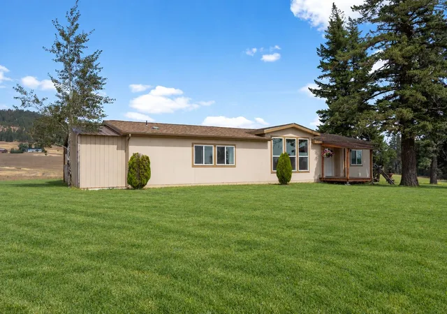 Photo 3 of Manufactured home for sale at 38521 Idaho Rd, Tekoa, WA 99033 | MLS# 202625055 | Listing updated on 2026-10-07