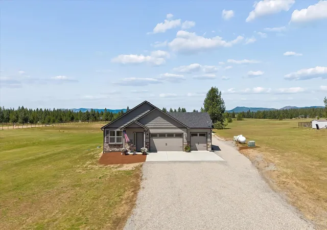 Single family home for sale at 40215 N Sunnyside Ln, Deer Park, WA 99006 | MLS# 202625096