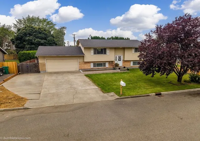 Photo 2 of Single family home for sale at 116 S Greenacres Rd, Spokane Valley, WA 99016 | MLS# 202625107 | Listing updated on 2026-10-08