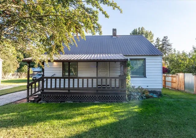 Photo 3 of Single family home for sale at 807 W Main Ave, Chewelah, WA 99109 | MLS# 202625146 | Listing updated on 2026-10-08