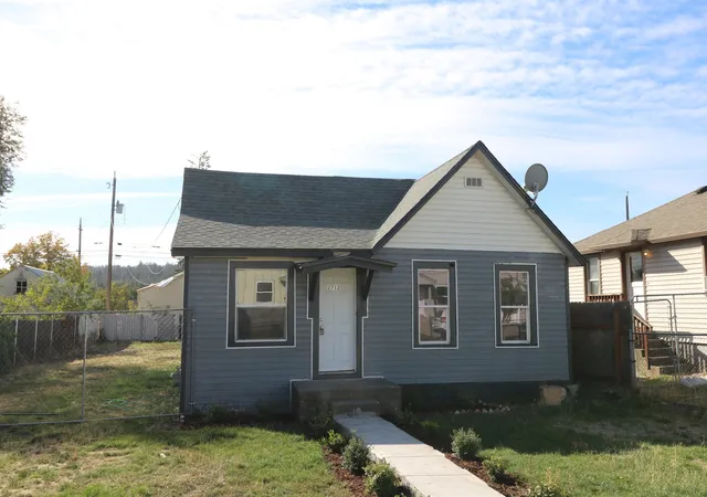 Photo 3 of Sale Pending at 2712 E Pacific Ave, Spokane, WA 99202 | MLS# 202625232 | Listing updated on 2026-10-02