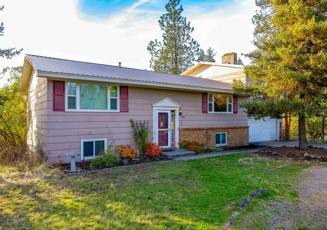 Photo 1 of Single family home for sale at 27111 N Bear Lake Rd, Chattaroy, WA 99003 | MLS# 202625328 | Listing updated on 2026-10-09