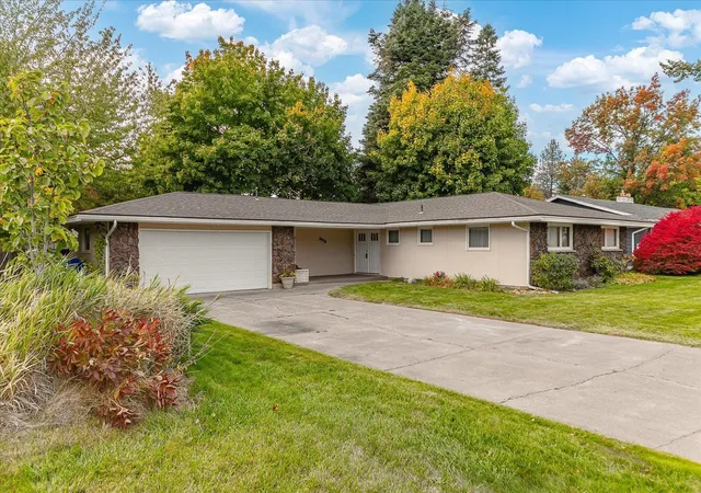 Photo 2 of Single family home for sale at 5910 S Crestline St, Spokane, WA 99223 | MLS# 202625432 | Listing updated on 2026-10-07