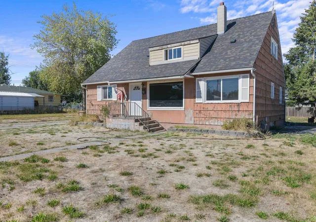 Photo 3 of Single family home for sale at 1637 E Longfellow Ave, Spokane, WA 99207 | MLS# 202625454 | Listing updated on 2026-10-08