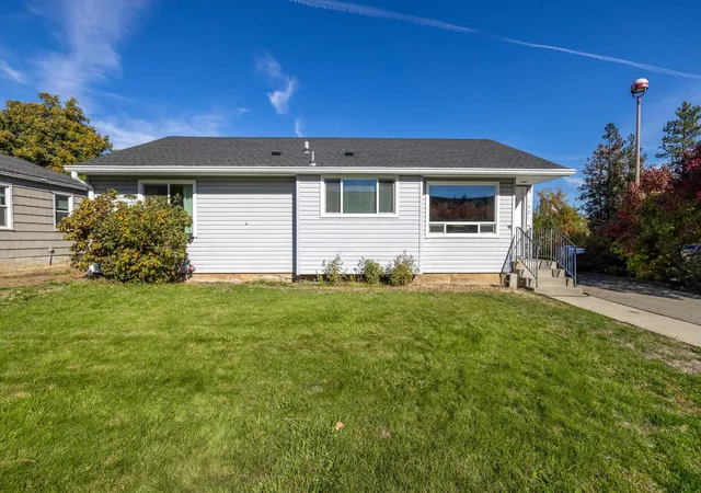 Photo 2 of Single family home for sale at 1321 E 33rd Avenue, Spokane, WA 99203 | MLS# 202625455 | Listing updated on 2026-10-08
