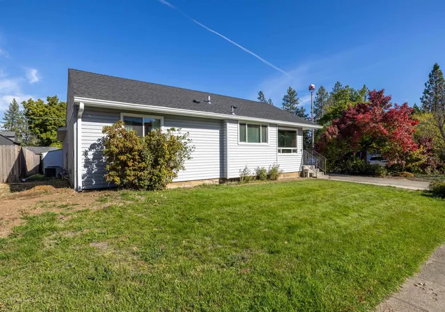 Photo 3 of Single family home for sale at 1321 E 33rd Avenue, Spokane, WA 99203 | MLS# 202625455 | Listing updated on 2026-10-09