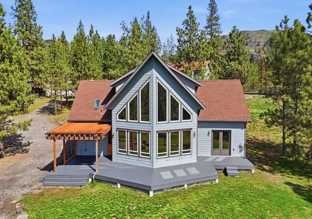 Single family home for sale at 5182 Hunters Ridge Way, Hunters, WA 99137 | MLS# 202625556