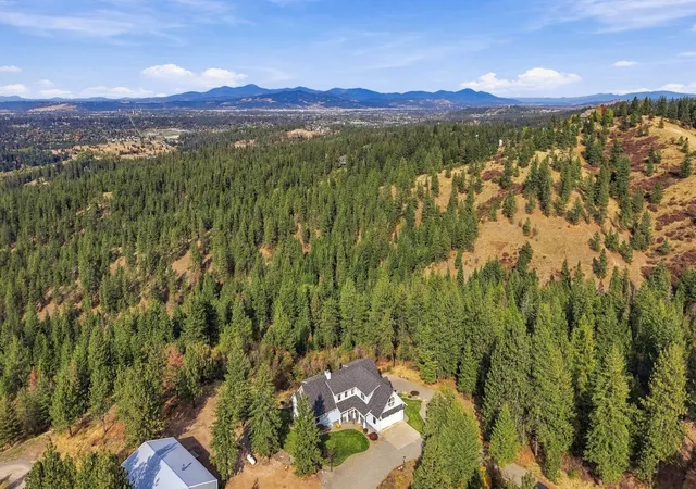 Photo 3 of Single family home for sale at 6809 S Wilcox Ln, Spokane, WA 99206 | MLS# 202625572 | Listing updated on 2026-10-09