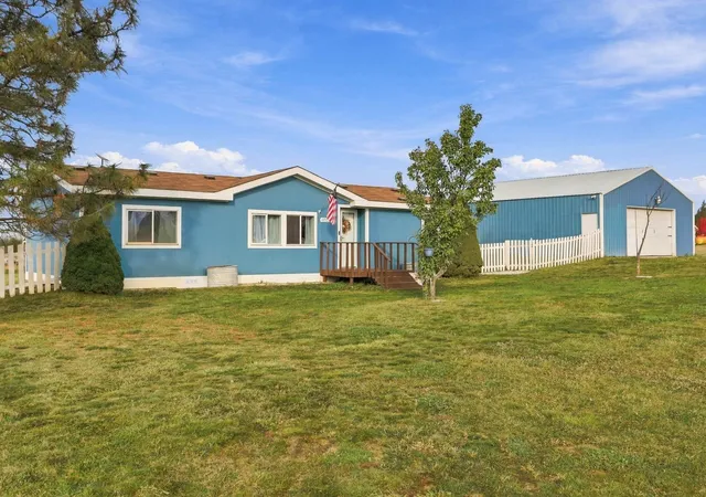 Photo 3 of Manufactured home for sale at 40325 N Sunset Ln, Deer Park, WA 99006 | MLS# 202625644 | Listing updated on 2026-10-17