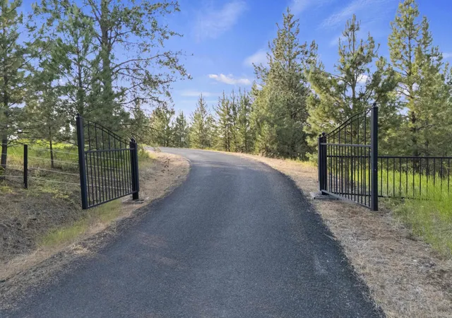 Photo 3 of Single family home for sale at 10718 S Mica Vista Ln, Mica, WA 99023 | MLS# 202625659 | Listing updated on 2026-10-19
