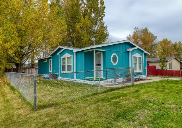 Photo 3 of Manufactured home for sale at 201 E Meadowmere Way, Deer Park, WA 99006 | MLS# 202625674 | Listing updated on 2026-10-19