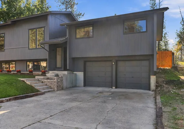 Photo 2 of Multi family home for sale at 924 E Bedivere Dr, Spokane, WA 99218 | MLS# 202625727 | Listing updated on 2026-10-20