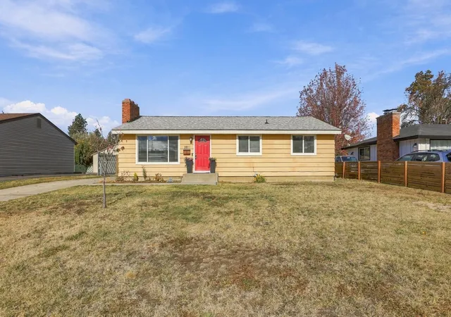 Photo 2 of Single family home for sale at 2811 E 39th Avenue, Spokane, WA 99223 | MLS# 202625745 | Listing updated on 2026-10-21