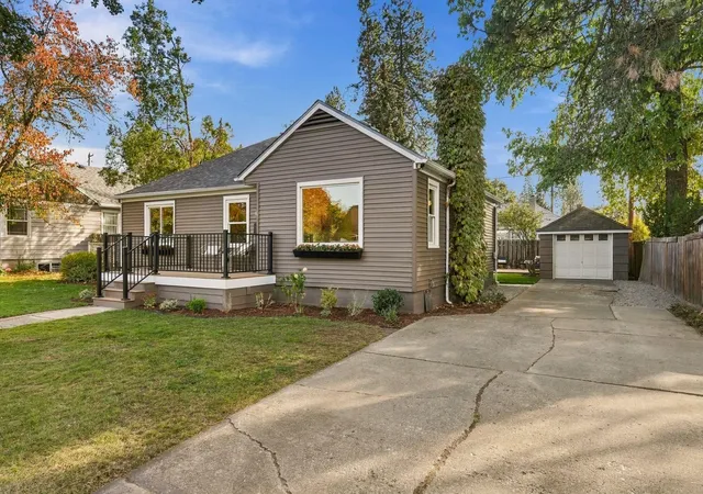 Photo 3 of Sale Pending at 952 E Thurston Ave, Spokane, WA 99203 | MLS# 202625761 | Listing updated on 2026-10-20