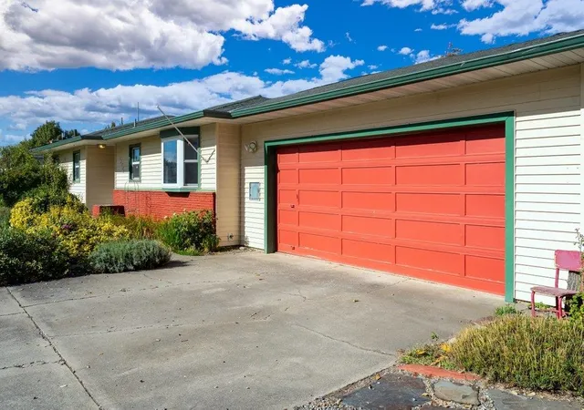 Photo 2 of Sale Pending at 12725 E 10th Avenue, Spokane Valley, WA 99216 | MLS# 202625844 | Listing updated on 2026-10-20