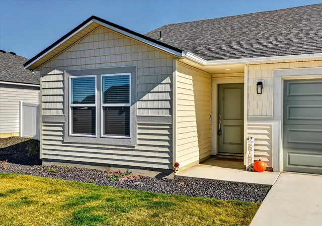 Photo 1 of Single family home for sale at 221 S Winesap Ave, Deer Park, WA 99006 | MLS# 202625914 | Listing updated on 2026-10-18